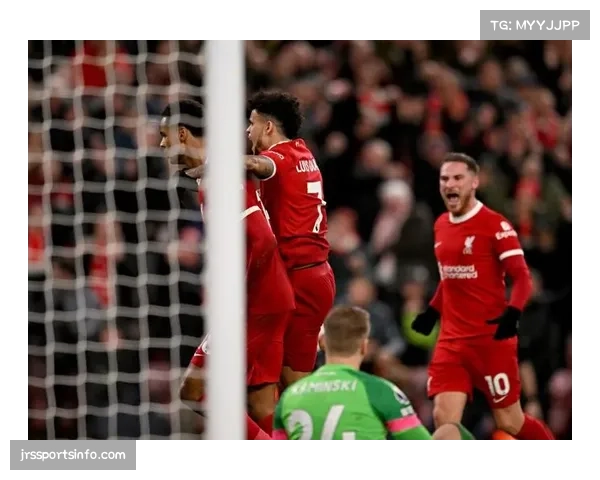 利物浦半场0-1落后埃弗顿，克洛普用加克波换下远藤航，阵型由4-3-3改为4-2-3-1